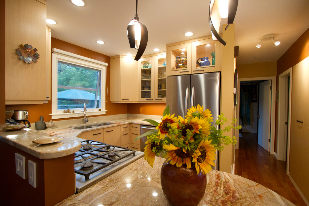 Exempel på ett litet eklektiskt orange oranget kök, med en undermonterad diskho, släta luckor, skåp i ljust trä, granitbänkskiva, orange stänkskydd, stänkskydd i sten, rostfria vitvaror och en halv köksö