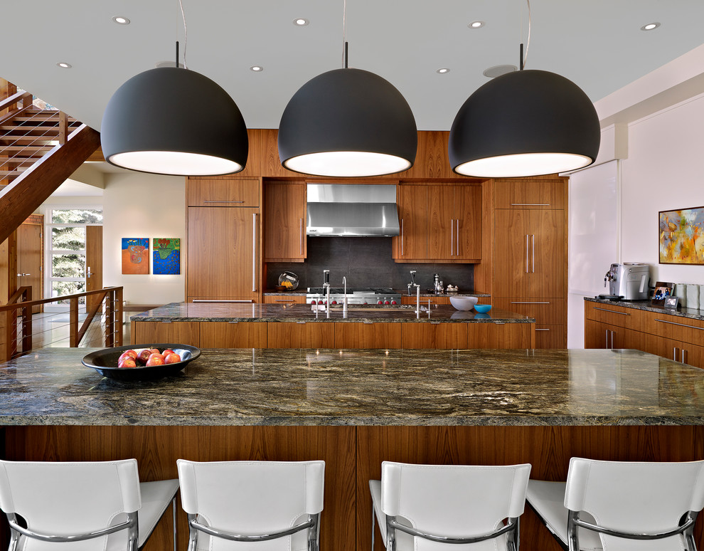 На фото: угловая кухня-гостиная в современном стиле с плоскими фасадами, фасадами цвета дерева среднего тона, двумя и более островами и разноцветной столешницей