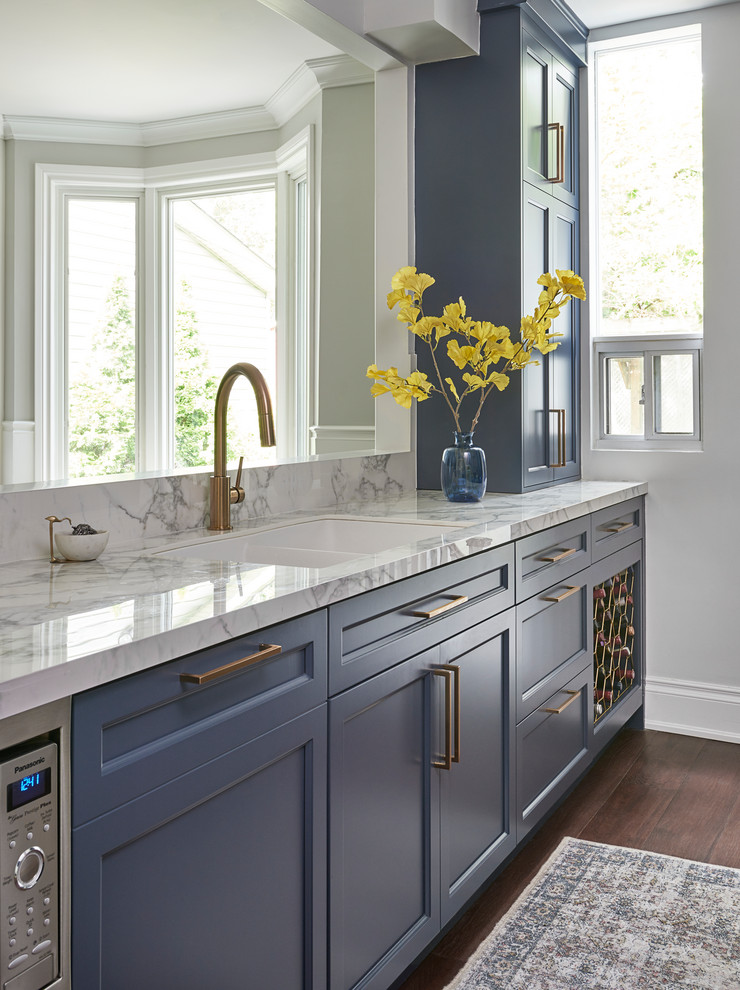 Bild på ett litet vintage vit linjärt vitt kök och matrum, med en nedsänkt diskho, skåp i shakerstil, blå skåp, marmorbänkskiva, vitt stänkskydd, stänkskydd i marmor, rostfria vitvaror och en köksö