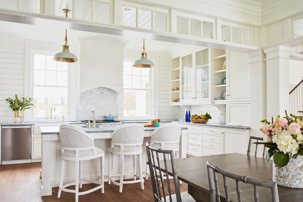 Exempel på ett lantligt grå grått kök, med en rustik diskho, luckor med infälld panel, vita skåp, bänkskiva i täljsten, vitt stänkskydd, stänkskydd i marmor, rostfria vitvaror, mellanmörkt trägolv, en köksö och brunt golv