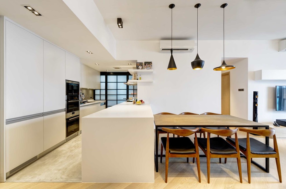 Источник вдохновения для домашнего уюта: параллельная кухня в современном стиле с обеденным столом, плоскими фасадами, белыми фасадами, серым фартуком и техникой из нержавеющей стали