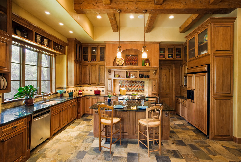 オースティンにあるラスティックスタイルのおしゃれなアイランドキッチン (アンダーカウンターシンク、中間色木目調キャビネット、マルチカラーのキッチンパネル、パネルと同色の調理設備、マルチカラーの床) の写真