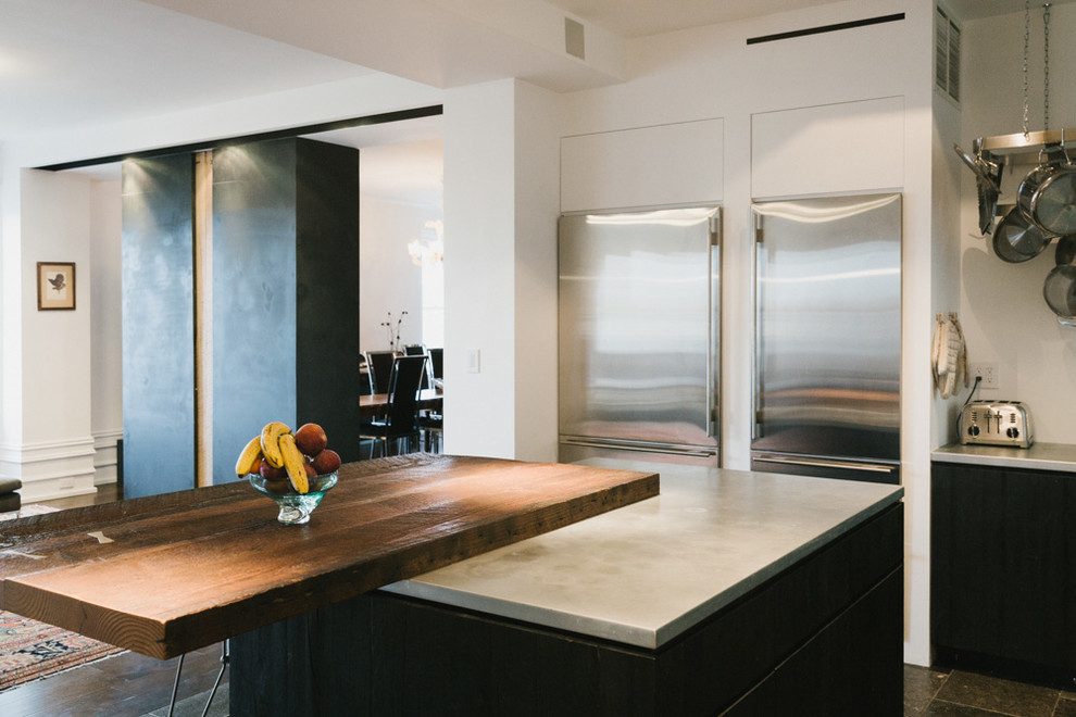 Идея дизайна: п-образная кухня-гостиная среднего размера в стиле модернизм с темными деревянными фасадами, техникой из нержавеющей стали и островом