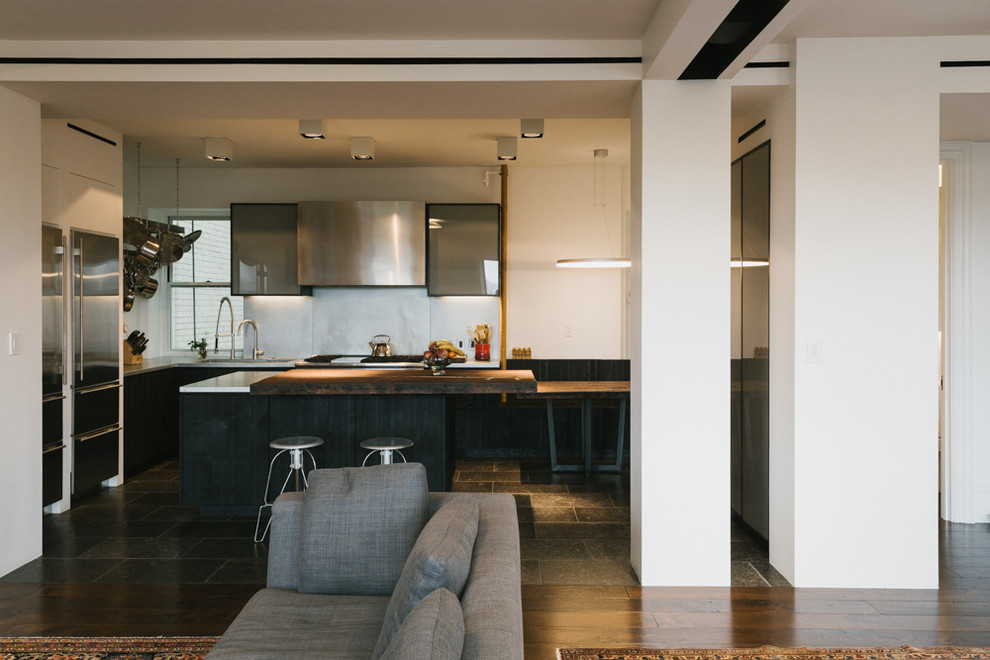 Esempio di una cucina minimalista di medie dimensioni con ante in legno bruno e elettrodomestici in acciaio inossidabile