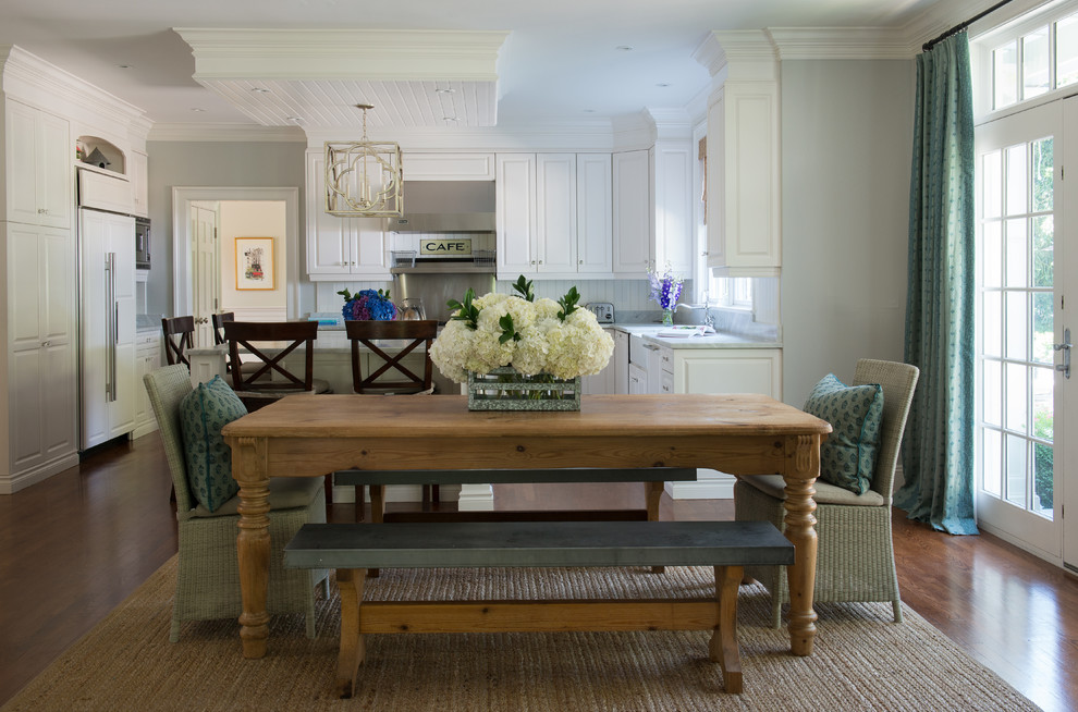 Ispirazione per una grande sala da pranzo aperta verso il soggiorno classica con pavimento in legno verniciato e pavimento marrone
