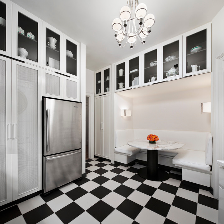 Mittelgroße Moderne Wohnküche in U-Form mit Einbauwaschbecken, Glasfronten, weißen Schränken, Marmor-Arbeitsplatte, Küchenrückwand in Weiß, Küchengeräten aus Edelstahl, Keramikboden und Kücheninsel in New York
