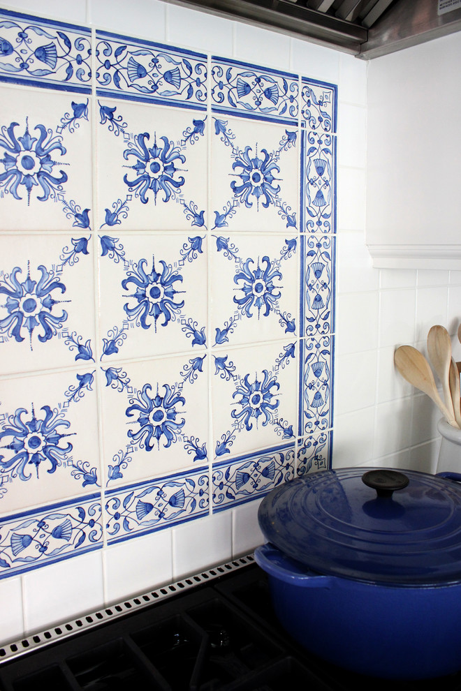Ejemplo de cocina clásica con salpicadero azul y salpicadero de azulejos de cerámica