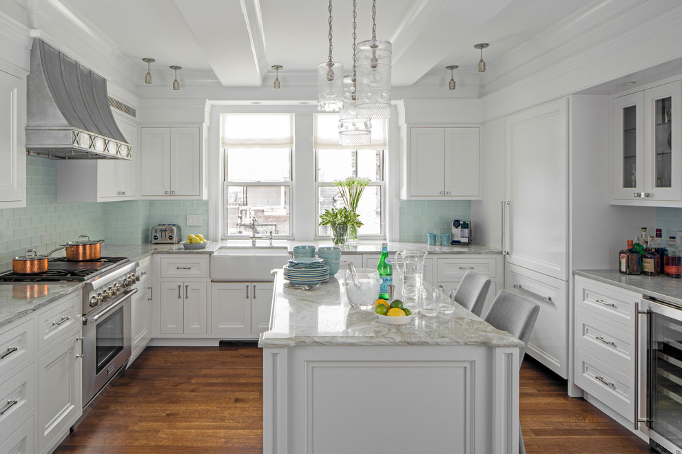 Ispirazione per un cucina con isola centrale chic con lavello stile country, ante bianche, top in marmo, paraspruzzi blu, paraspruzzi con piastrelle di vetro, elettrodomestici in acciaio inossidabile, pavimento in legno massello medio e ante con riquadro incassato