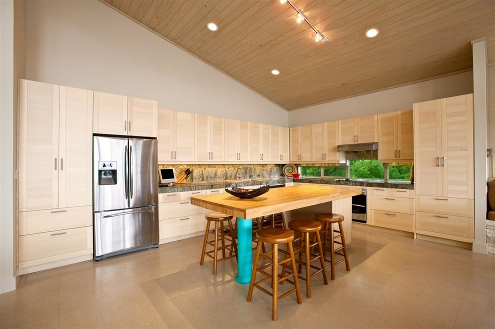 Moderne Küche in L-Form mit hellen Holzschränken, Arbeitsplatte aus Holz, Küchengeräten aus Edelstahl und Kücheninsel in Austin