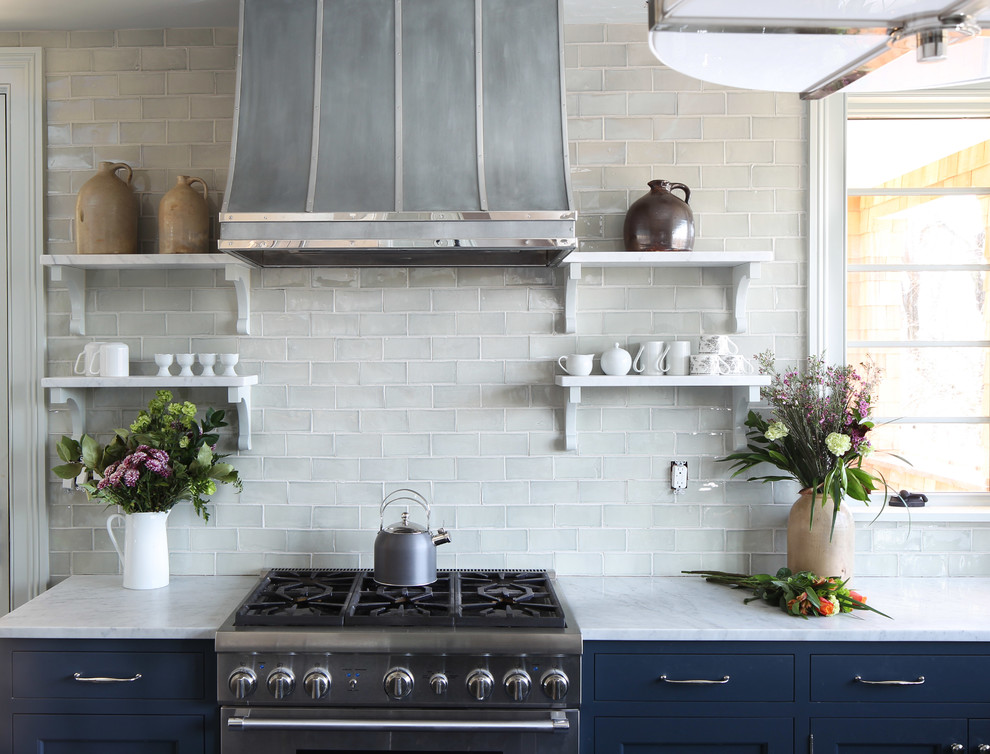 Inspiration för ett mellanstort vintage u-kök, med en undermonterad diskho, skåp i shakerstil, blå skåp, marmorbänkskiva, grönt stänkskydd, stänkskydd i terrakottakakel, rostfria vitvaror och en köksö