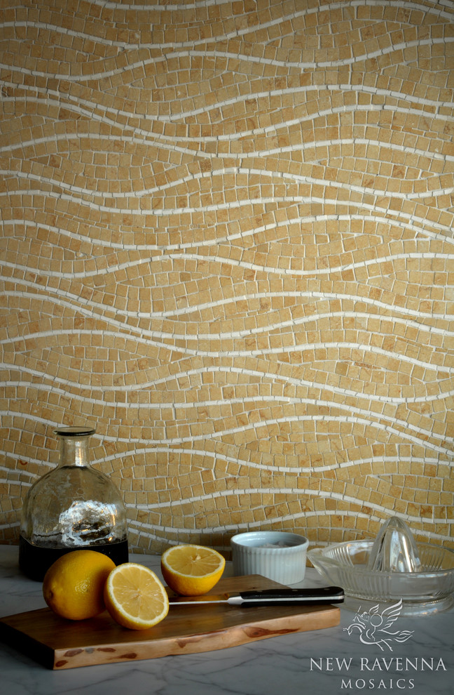Immagine di una cucina contemporanea con top in marmo, paraspruzzi marrone e paraspruzzi con piastrelle a mosaico