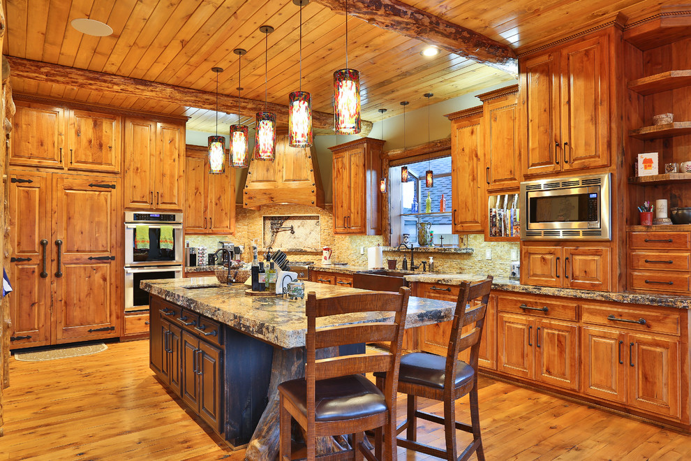 Idéer för att renovera ett stort rustikt kök, med en rustik diskho, luckor med profilerade fronter, skåp i mellenmörkt trä, granitbänkskiva, beige stänkskydd, stänkskydd i stenkakel, rostfria vitvaror, mellanmörkt trägolv och en köksö