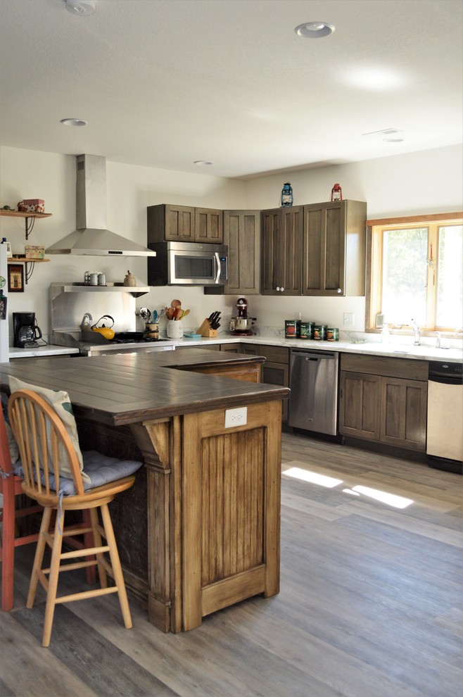 Idéer för stora rustika vitt kök, med en nedsänkt diskho, luckor med infälld panel, grå skåp, laminatbänkskiva, rostfria vitvaror, laminatgolv, en köksö och brunt golv