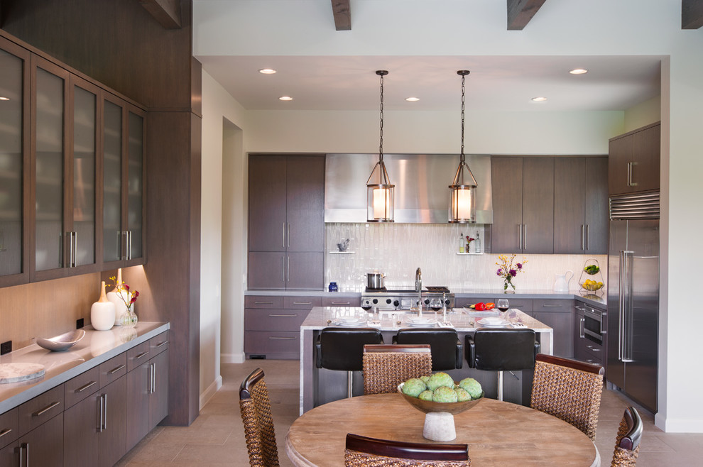 Moderne Wohnküche mit flächenbündigen Schrankfronten, Küchengeräten aus Edelstahl und dunklen Holzschränken in Austin