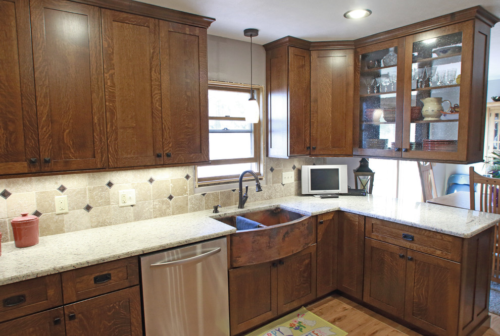 Idéer för att renovera ett litet lantligt kök, med en rustik diskho, skåp i shakerstil, bruna skåp, granitbänkskiva, beige stänkskydd, stänkskydd i keramik, rostfria vitvaror, ljust trägolv, en halv köksö och gult golv