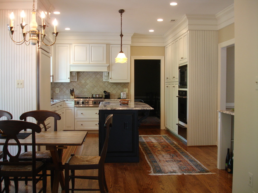 Klassische Wohnküche in L-Form mit profilierten Schrankfronten, weißen Schränken und Küchenrückwand in Beige in Washington, D.C.