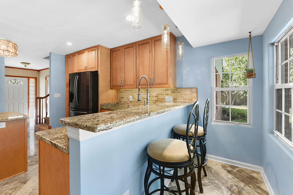 Bild på ett mellanstort funkis flerfärgad flerfärgat kök, med en undermonterad diskho, luckor med infälld panel, skåp i ljust trä, granitbänkskiva, beige stänkskydd, stänkskydd i travertin, rostfria vitvaror, travertin golv, en köksö och beiget golv