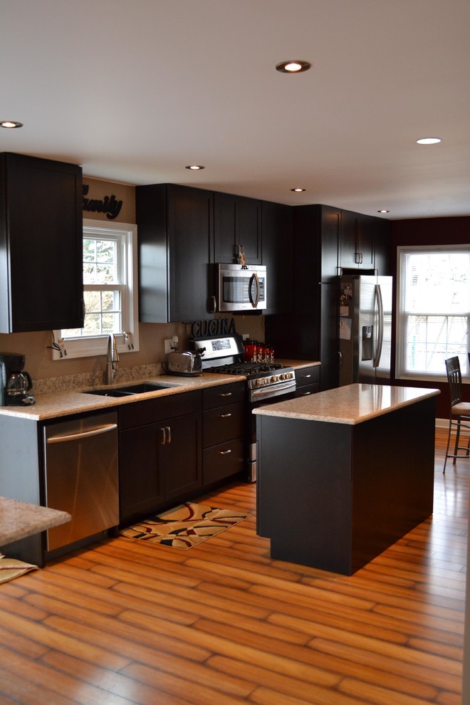 Photo of a contemporary kitchen in Chicago.