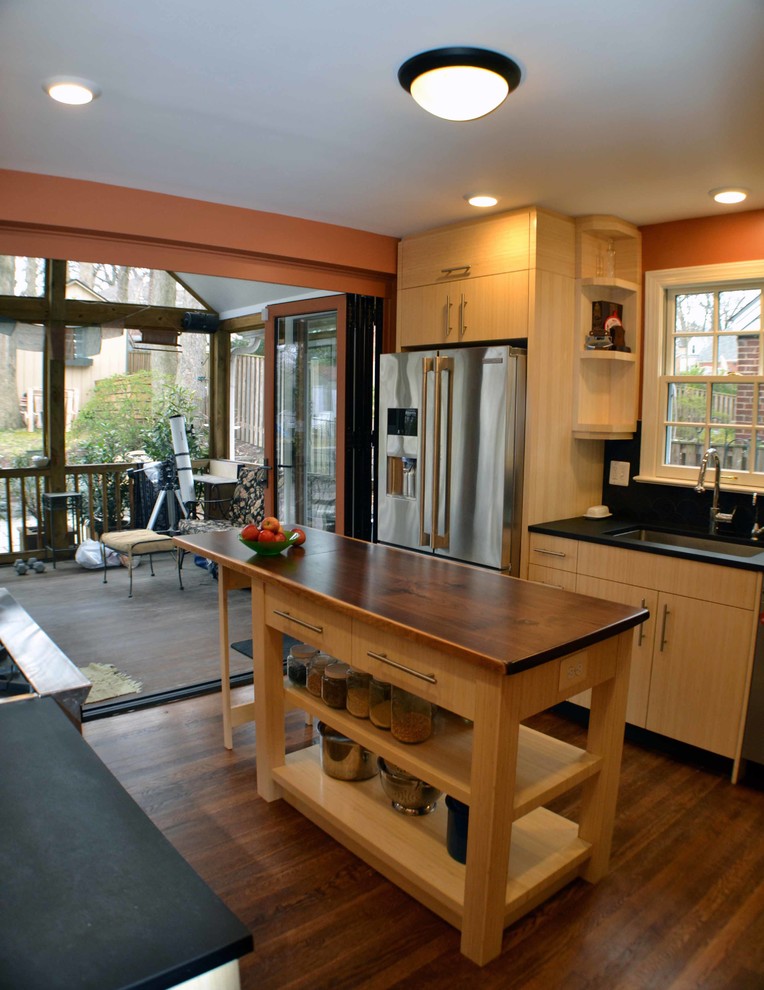Bild på ett mellanstort vintage u-kök, med en enkel diskho, släta luckor, skåp i ljust trä, bänkskiva i koppar, rostfria vitvaror, mörkt trägolv, en köksö och brunt golv