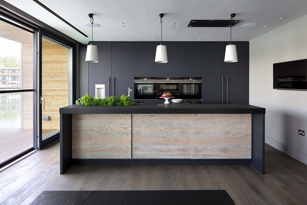 Exempel på ett stort modernt linjärt kök med öppen planlösning, med en undermonterad diskho, marmorbänkskiva, ljust trägolv och en köksö