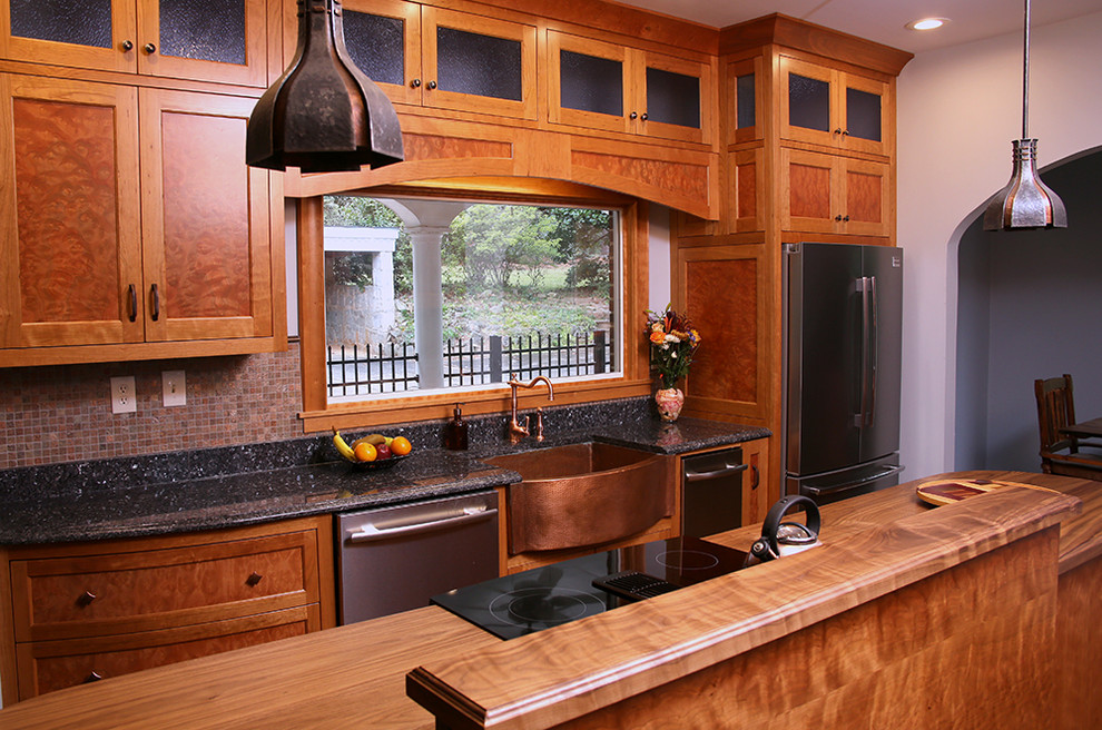 Exemple d'une cuisine ouverte éclectique en L avec un évier encastré, plan de travail en marbre, une crédence noire, une crédence en dalle de pierre, parquet foncé et îlot.