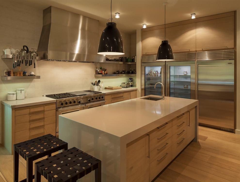 Ejemplo de cocina minimalista con fregadero de doble seno, armarios abiertos y puertas de armario beige