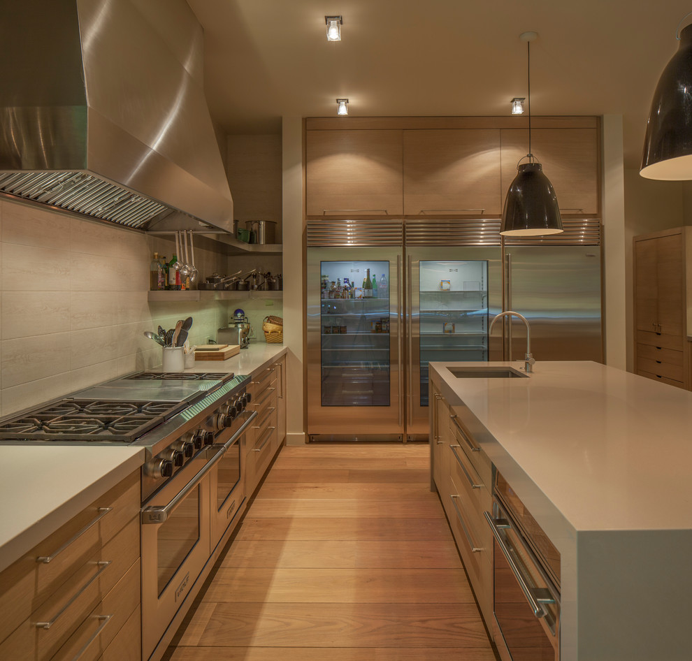Moderne Wohnküche in U-Form mit Doppelwaschbecken, offenen Schränken und beigen Schränken in Boise