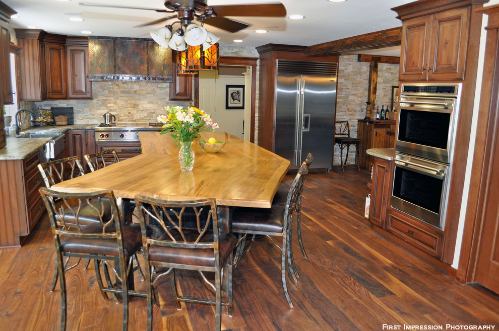 Bild på ett vintage kök, med en rustik diskho, luckor med upphöjd panel, skåp i slitet trä, träbänkskiva, flerfärgad stänkskydd och rostfria vitvaror
