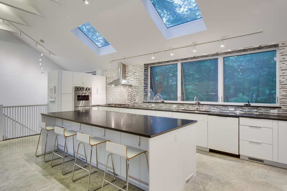 Exempel på ett mellanstort modernt kök, med släta luckor, vita skåp, marmorbänkskiva, grått stänkskydd, stänkskydd i porslinskakel, vita vitvaror och en köksö