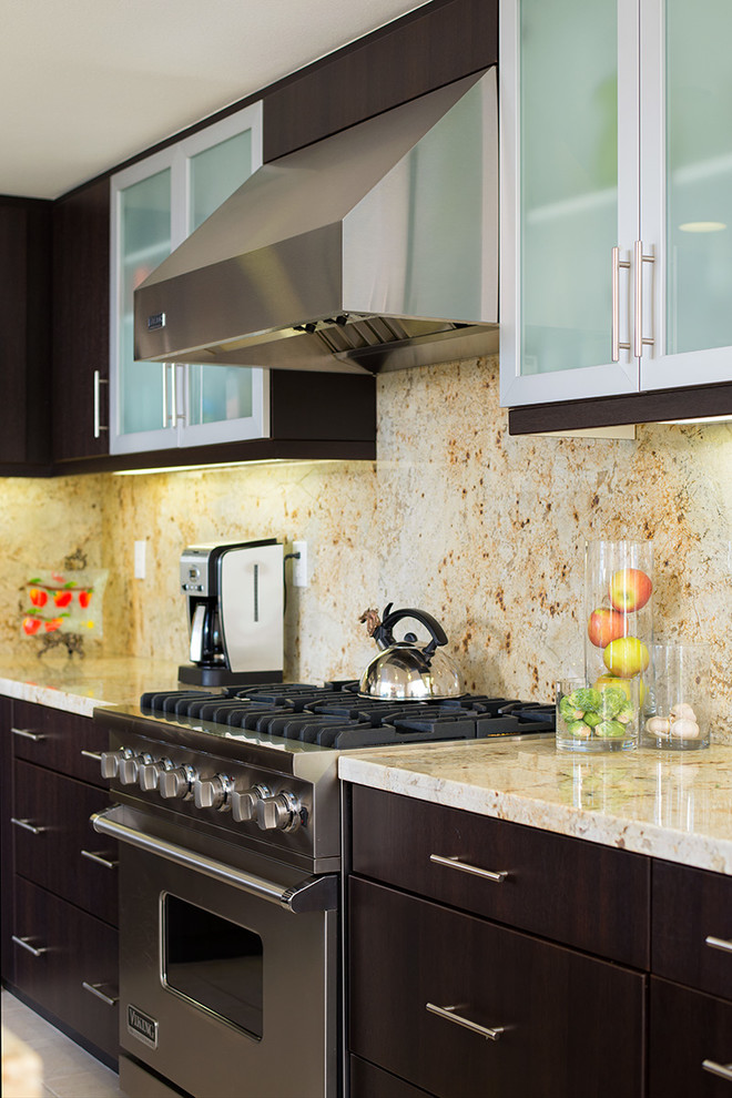 Moderne Küche mit Küchenrückwand in Beige, Rückwand aus Stein, flächenbündigen Schrankfronten und dunklen Holzschränken in Orange County