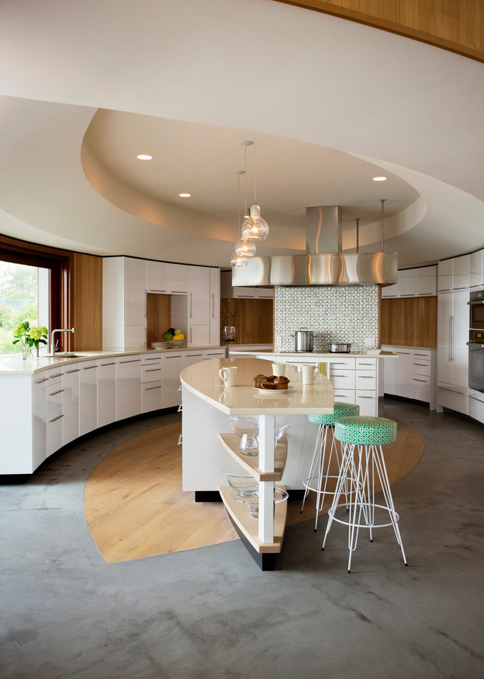 Идея дизайна: огромная кухня в современном стиле с врезной мойкой, плоскими фасадами, белыми фасадами и бетонным полом