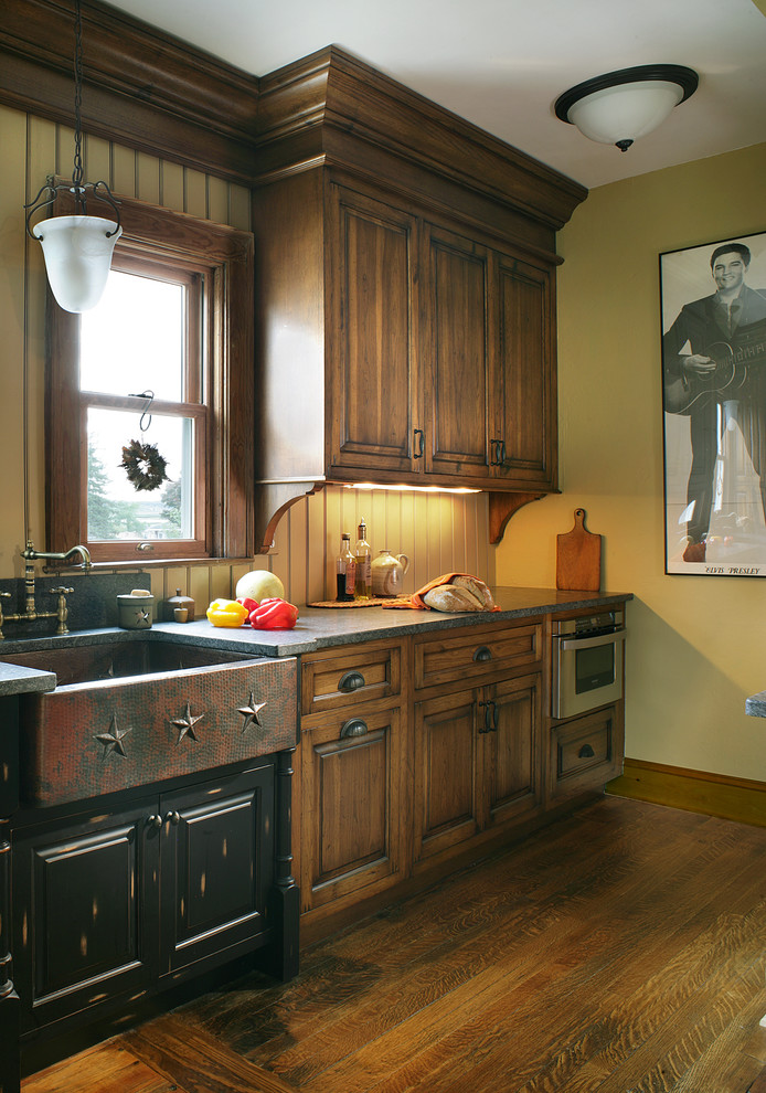 Imagen de cocina rural con fregadero sobremueble, electrodomésticos con paneles y suelo de madera en tonos medios