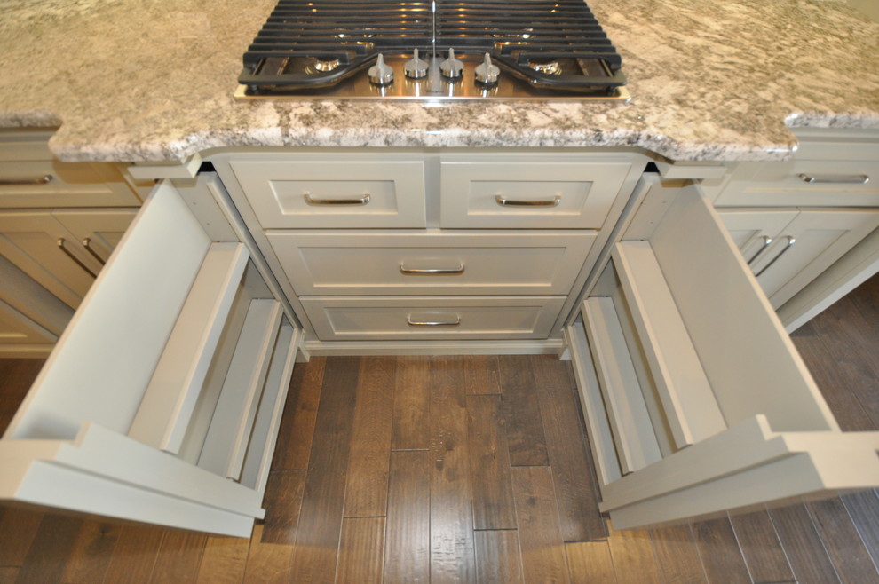 Exempel på ett stort klassiskt linjärt kök med öppen planlösning, med en undermonterad diskho, släta luckor, grå skåp, granitbänkskiva, vitt stänkskydd, stänkskydd i glaskakel, rostfria vitvaror, mellanmörkt trägolv och en köksö