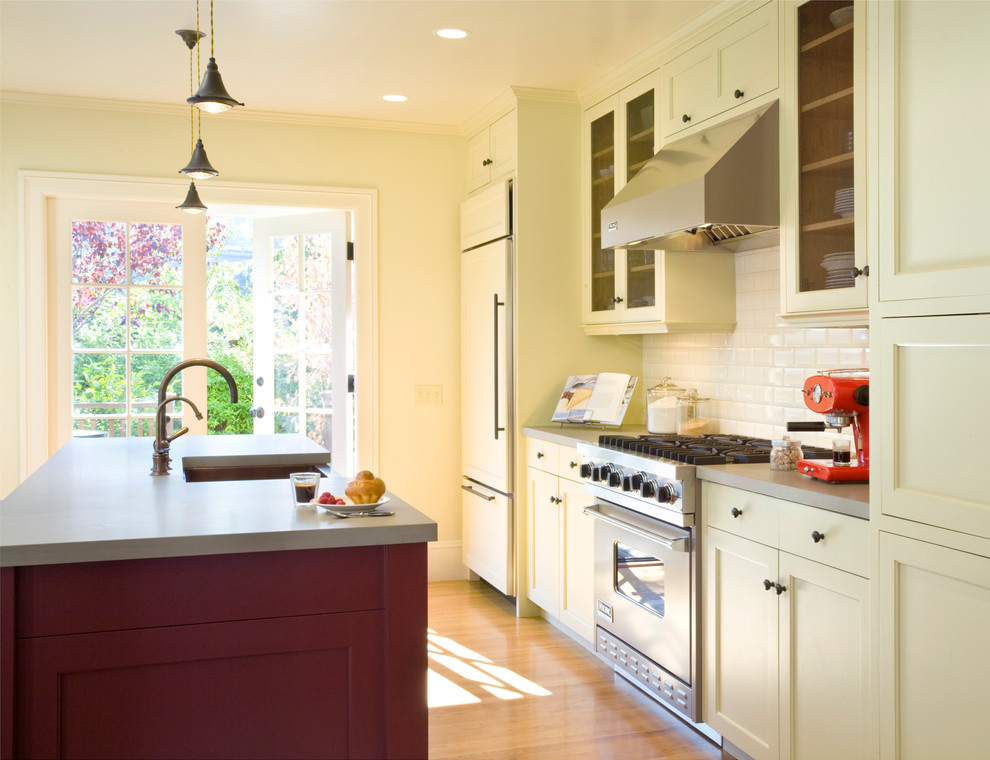 Mittelgroße Klassische Küche mit Glasfronten, Elektrogeräten mit Frontblende, hellem Holzboden, beigen Schränken, Küchenrückwand in Weiß, Rückwand aus Keramikfliesen, Landhausspüle und Quarzwerkstein-Arbeitsplatte in San Francisco