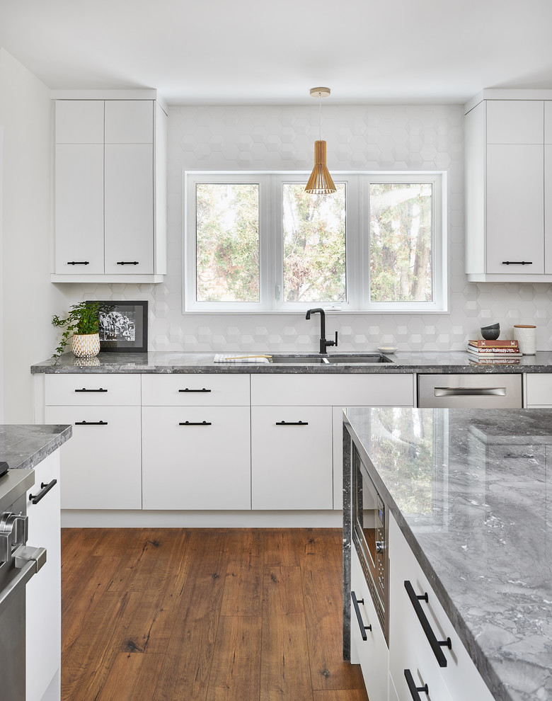 Example of a danish kitchen design in Toronto