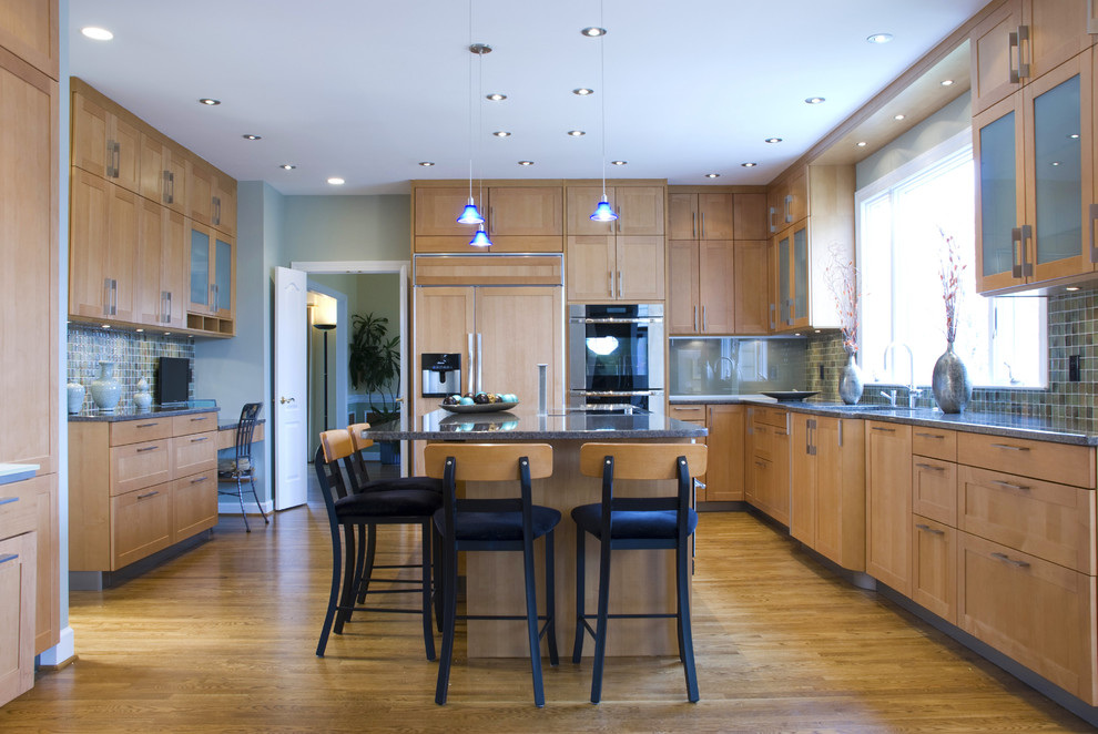 Modern inredning av ett kök, med skåp i shakerstil, skåp i mellenmörkt trä, grått stänkskydd, glaspanel som stänkskydd och integrerade vitvaror