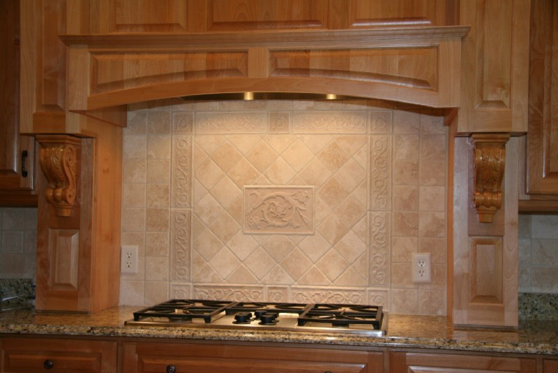 Exempel på ett modernt kök, med en undermonterad diskho, luckor med upphöjd panel, skåp i ljust trä, granitbänkskiva, beige stänkskydd, stänkskydd i keramik och rostfria vitvaror