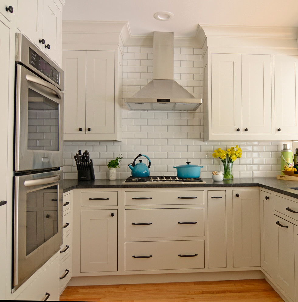 Exempel på ett litet klassiskt kök, med en undermonterad diskho, skåp i shakerstil, beige skåp, granitbänkskiva, vitt stänkskydd, stänkskydd i keramik, rostfria vitvaror och en halv köksö
