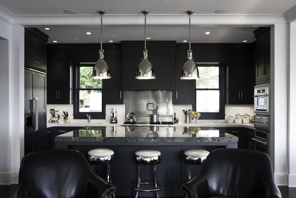 Пример оригинального дизайна: п-образная кухня-гостиная в стиле неоклассика (современная классика) с фасадами с утопленной филенкой, техникой под мебельный фасад, черно-белыми фасадами и барной стойкой