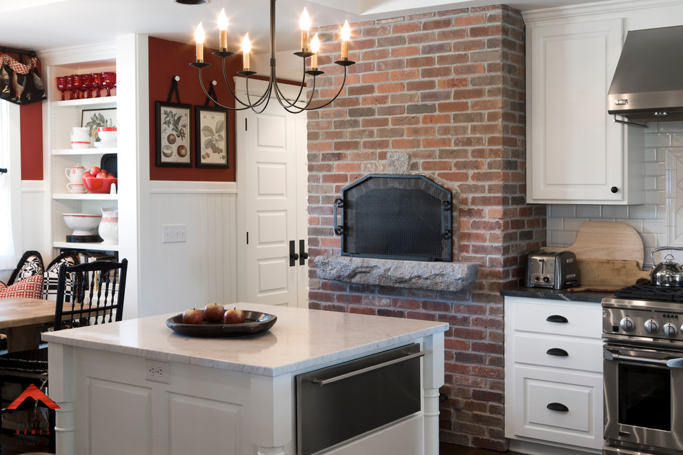 Foto på ett lantligt kök och matrum, med luckor med upphöjd panel, vita skåp, vitt stänkskydd, stänkskydd i keramik, rostfria vitvaror, mörkt trägolv och flera köksöar