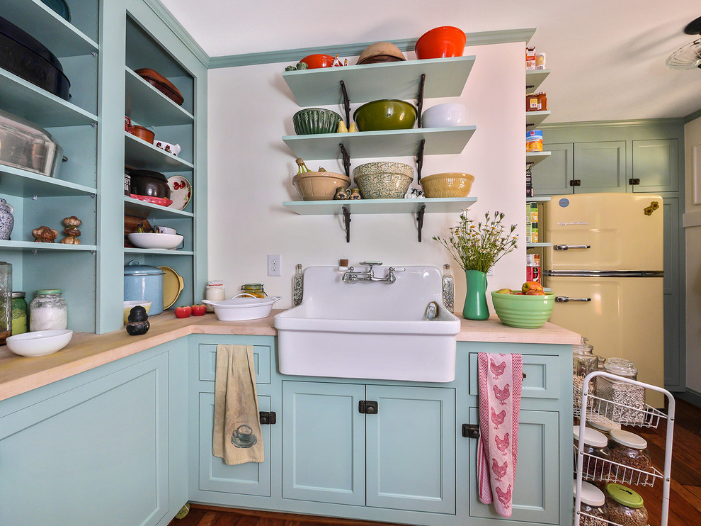 Exempel på ett mellanstort lantligt beige beige kök, med en nedsänkt diskho, skåp i shakerstil, blå skåp, träbänkskiva, färgglada vitvaror, mellanmörkt trägolv och brunt golv