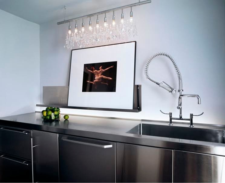 Bild på ett mellanstort funkis linjärt kök med öppen planlösning, med en integrerad diskho, släta luckor, skåp i rostfritt stål, bänkskiva i rostfritt stål, vitt stänkskydd och svarta vitvaror