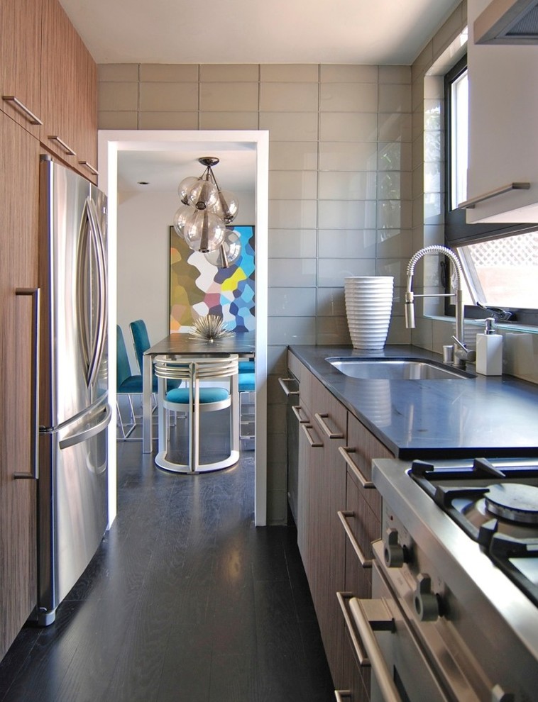 Foto di una cucina minimalista con paraspruzzi bianco e paraspruzzi con piastrelle di vetro
