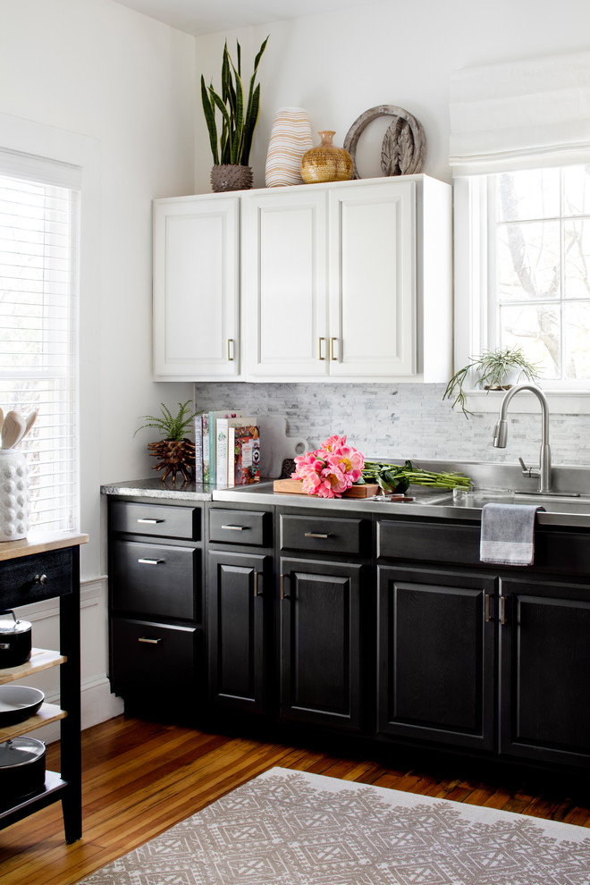 Klassische Küche mit integriertem Waschbecken, profilierten Schrankfronten, Edelstahl-Arbeitsplatte, Küchenrückwand in Weiß, Rückwand aus Mosaikfliesen, dunklem Holzboden, braunem Boden und grauer Arbeitsplatte in Baltimore