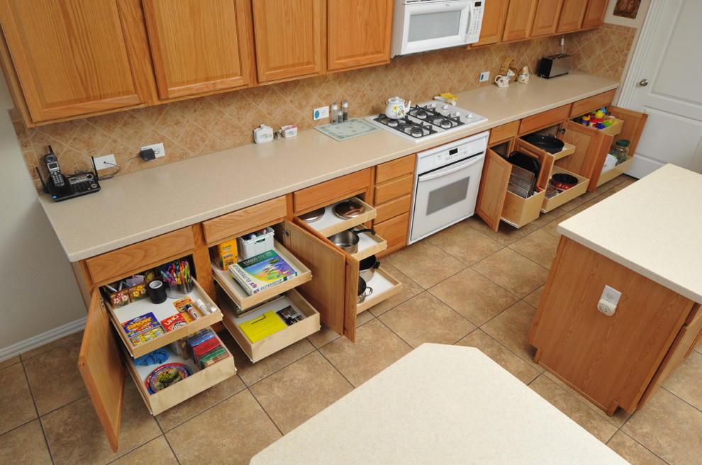 Klassisk inredning av ett mellanstort kök, med luckor med upphöjd panel, skåp i mellenmörkt trä, vita vitvaror, travertin golv, bänkskiva i koppar, beige stänkskydd, stänkskydd i keramik och flera köksöar