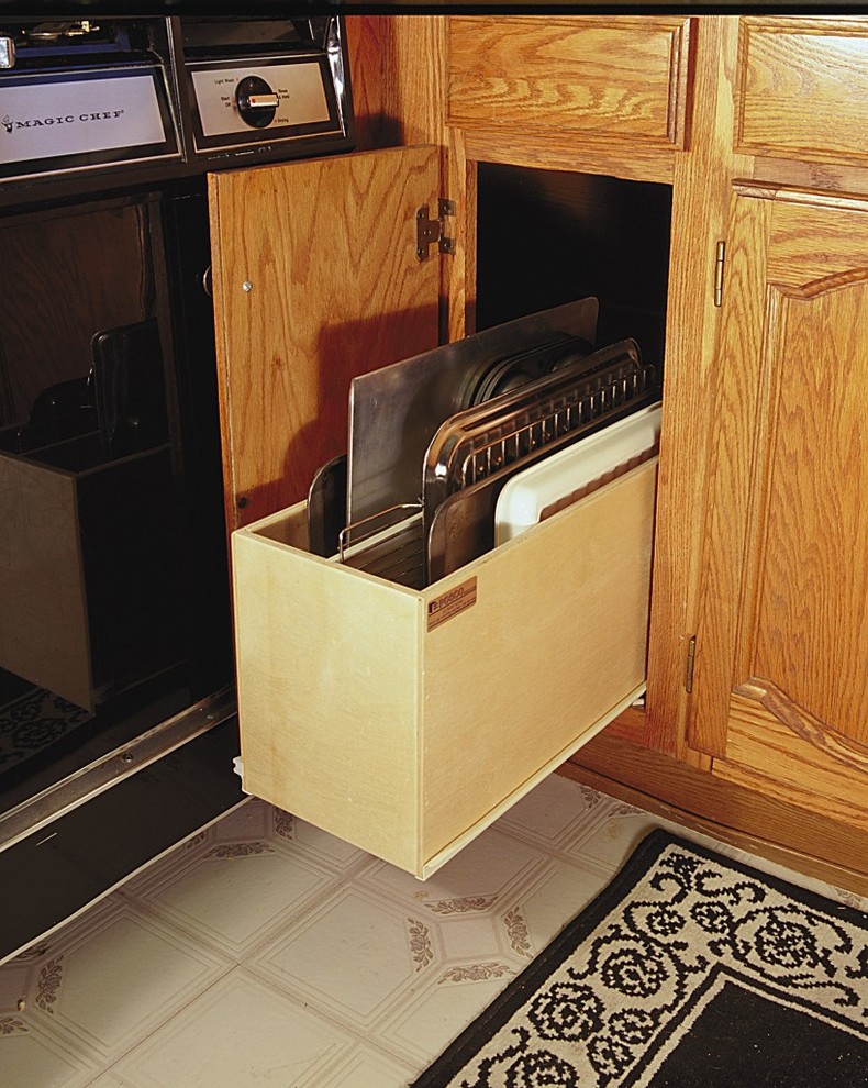 Klassisk inredning av ett mellanstort linjärt kök med öppen planlösning, med släta luckor, skåp i ljust trä, granitbänkskiva, beige stänkskydd och travertin golv