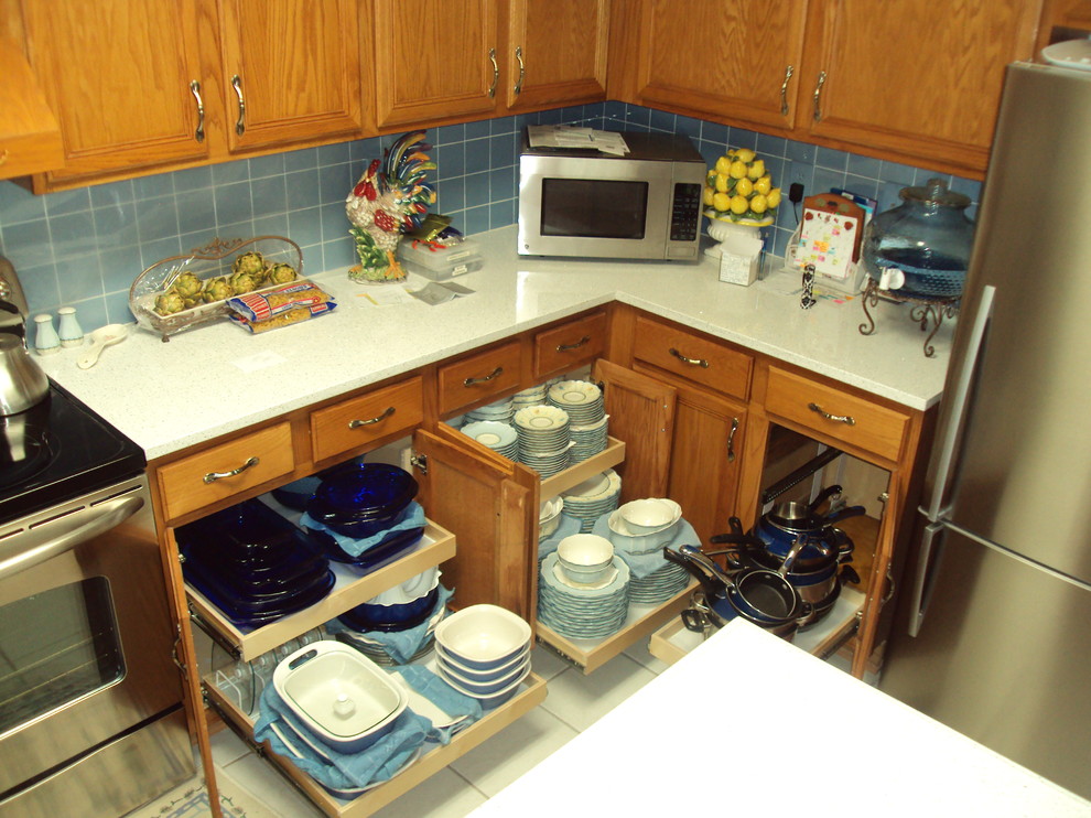 Foto på ett mellanstort vintage kök, med luckor med upphöjd panel, skåp i mellenmörkt trä, bänkskiva i koppar, blått stänkskydd, stänkskydd i porslinskakel, rostfria vitvaror och klinkergolv i keramik