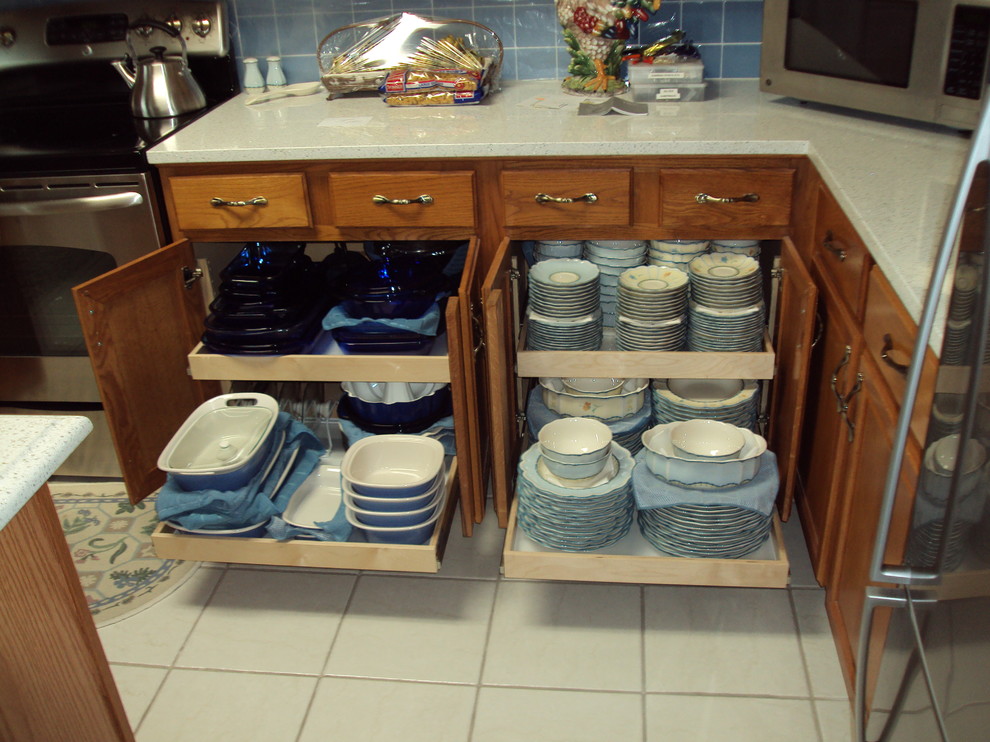 Exempel på ett mellanstort klassiskt kök, med luckor med upphöjd panel, skåp i mellenmörkt trä, bänkskiva i koppar, blått stänkskydd, stänkskydd i porslinskakel, rostfria vitvaror och klinkergolv i keramik