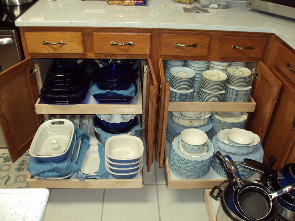 Inredning av ett klassiskt mellanstort kök, med luckor med upphöjd panel, skåp i mellenmörkt trä, bänkskiva i koppar, blått stänkskydd, stänkskydd i porslinskakel, rostfria vitvaror och klinkergolv i keramik