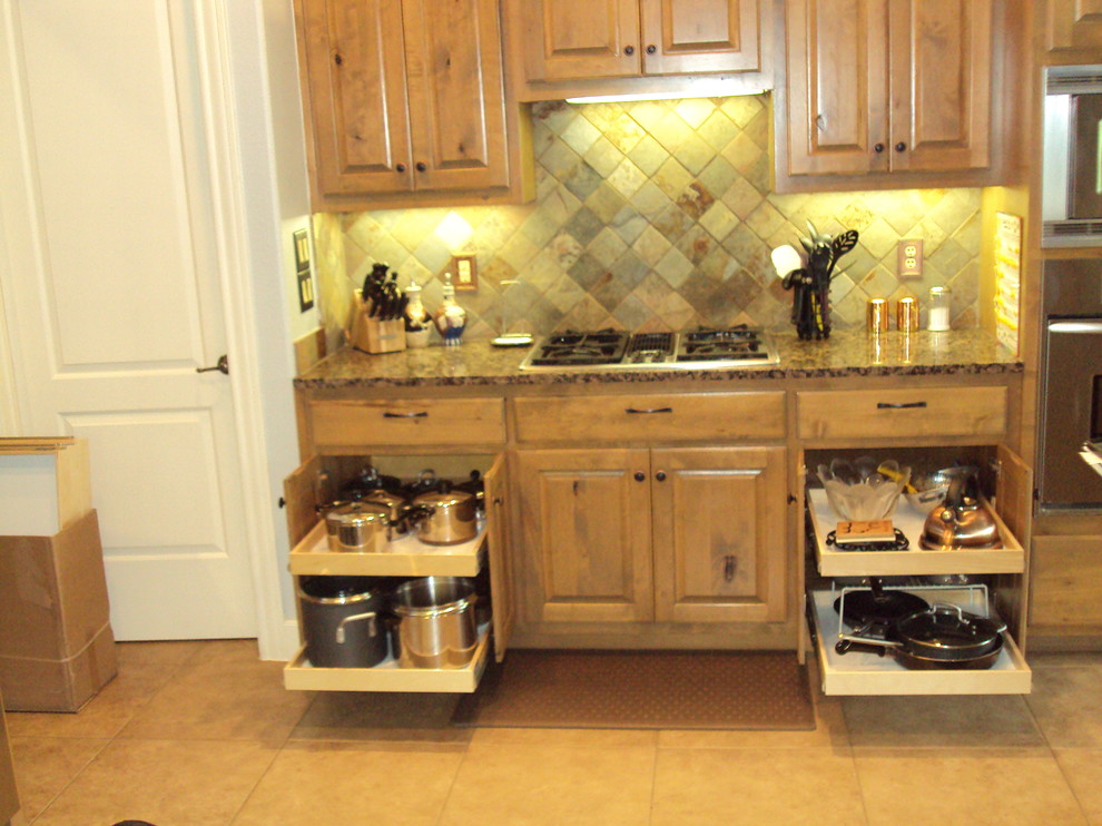 Exempel på ett mellanstort klassiskt kök med öppen planlösning, med luckor med upphöjd panel, skåp i slitet trä, granitbänkskiva, flerfärgad stänkskydd, stänkskydd i sten, rostfria vitvaror och travertin golv